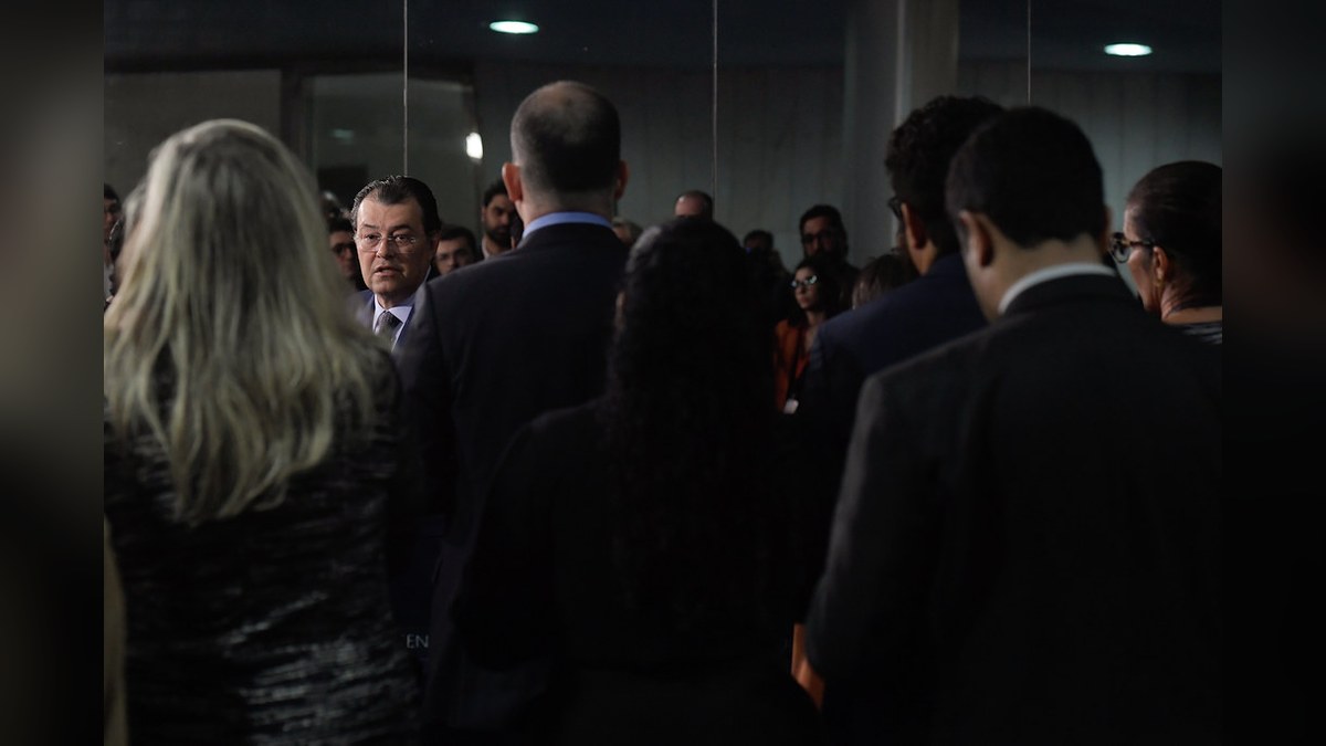Paes propõe hospitais regionais e reforma prisional no Rio
