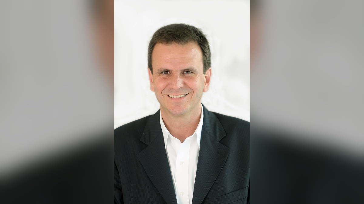 Primeiro debate eleitoral foca em críticas a Eduardo Paes, ausente no encontro